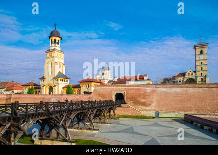 Le Couronnement Cathédrale Orthodoxe et cathédrale catholique romaine de forteresse de Alba Iulia, Transylvanie, Roumanie. Banque D'Images