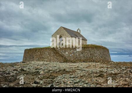 L'église St Cwyfan, Anglesey, Pays de Galles. Banque D'Images