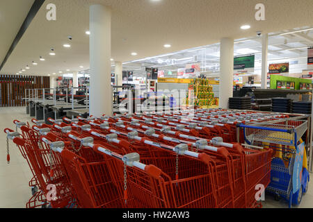 Chariots chariot rouge à un supermarché Intermarché Banque D'Images