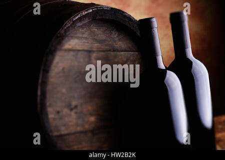 Des bouteilles de vin rouge et le corps - effet Tilt Shift Focus sélectif Banque D'Images