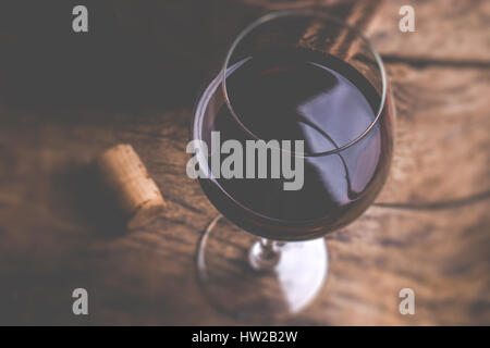 Verre à vin rouge - tilt shift focus sélectif effet photo style vintage Banque D'Images