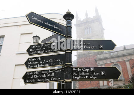 Panneaux sur le panneau indiquant les sites touristiques et les centres d'intérêt du centre-ville de Shrewsbury, Shropshire, Angleterre Royaume-Uni KATHY DEWITT Banque D'Images