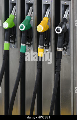 Buses sur une machine distributeur de carburant à une station service Banque D'Images