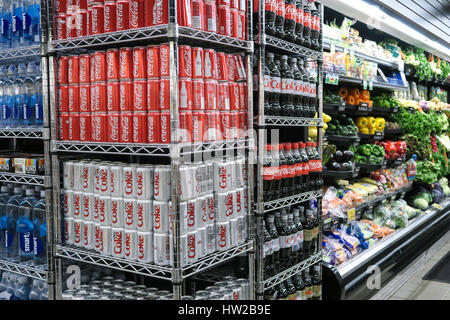 End-Aisle d'affichage des boissons Coca-cola, D'Agostino épicerie dans la ville de New York, United States Banque D'Images