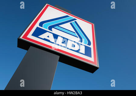 Aldi signe (division nord) contre le ciel bleu. Aldi est un leader mondial de la chaîne de supermarchés discount avec près de 10 000 magasins dans 18 pays. Banque D'Images