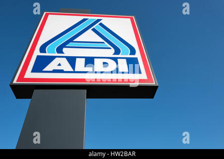 Aldi signe (division nord) contre le ciel bleu. Aldi est un leader mondial de la chaîne de supermarchés discount avec près de 10 000 magasins dans 18 pays. Banque D'Images