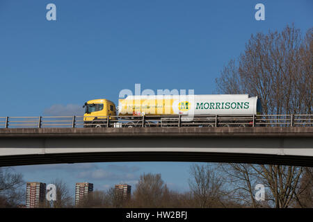 Camion-citerne de carburant Morrisons sur la route dans les Midlands Banque D'Images