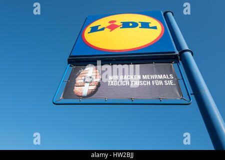 Lidl signe (avec équipement boulangerie) contre le ciel bleu. Lidl est la plus grande chaîne de supermarchés discount en Europe. Banque D'Images