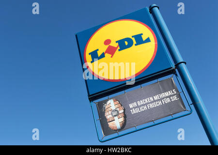 Lidl signe (avec équipement boulangerie) contre le ciel bleu. Lidl est la plus grande chaîne de supermarchés discount en Europe. Banque D'Images