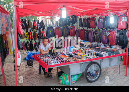 Le marché de nuit à Vientiane. Le célèbre marché de nuit est une attraction touristique majeure dans la région de Vientiane. Banque D'Images