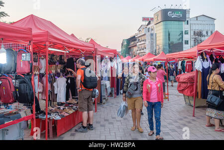 Le marché de nuit à Vientiane. Le célèbre marché de nuit est une attraction touristique majeure dans la région de Vientiane. Banque D'Images