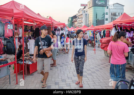 Le marché de nuit à Vientiane. Le célèbre marché de nuit est une attraction touristique majeure dans la région de Vientiane. Banque D'Images