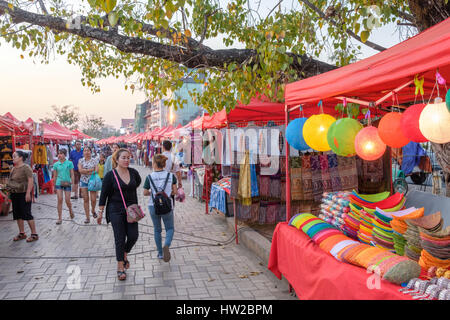 Le marché de nuit à Vientiane. Le célèbre marché de nuit est une attraction touristique majeure dans la région de Vientiane. Banque D'Images