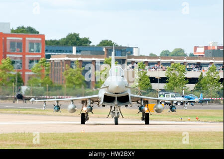 L'Eurofighter Typhoon la circulation au sol avant le décollage au Farnborough, Royaume-Uni Banque D'Images