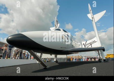 Le futuriste réutilisables Virgin Galactic, engin sous-orbitale en exposition statique au Farnborough International Airsho Banque D'Images