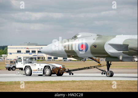 Bombardier Vulcan XH558 remorqué par un remorqueur camion à l'aérodrome de Farnborough, Royaume-Uni Banque D'Images