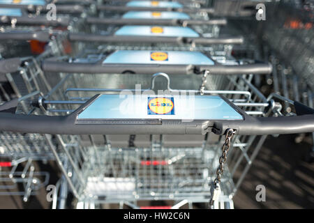 Lidl signe en paniers d'achat faite par Wanzl. Lidl est la plus grande chaîne de supermarchés discount en Europe. Banque D'Images