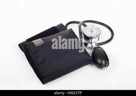 Concept de soins de santé - blood preasure brassard, surveiller et stéthoscope sur blanc backgroun Banque D'Images