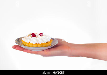 Tenir la main de femme petit gâteau dessert sur assiette set délicat Banque D'Images
