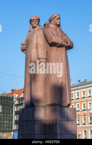 Monument des tirailleurs lettons (formation militaire de l'armée impériale russe) sur la vieille ville de Riga, capitale de la République de Lettonie Banque D'Images