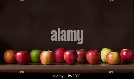 Pommes ( Malus) exposées : Fuji, Braeburn, Granny Smith, Ambrosia, Rose Lady,Cameo, Golden Delicious, Macintosh, Gala, Pacific Rose, Banque D'Images