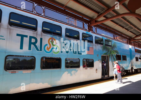 Les passagers d'Florida's Tri Rail train. Banque D'Images