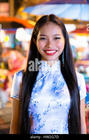 Portrait of smiling Asian woman wearing costume traditionnel Banque D'Images