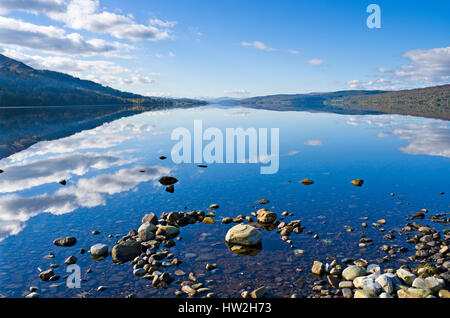 Vue sur la longueur du Loch Rannoch, Perthshire, Écosse, à partir de la rive près de près de Kinloch Rannoch, calme sur une belle journée d'automne. Banque D'Images