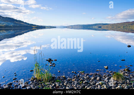 Vue sur la longueur du Loch Rannoch, Perthshire, Écosse, à partir de la rive près de près de Kinloch Rannoch, calme sur une belle journée d'automne. Banque D'Images