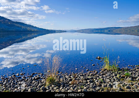 Vue sur la longueur du Loch Rannoch, Perthshire, Écosse, à partir de la rive près de près de Kinloch Rannoch, calme sur une belle journée d'automne. Banque D'Images