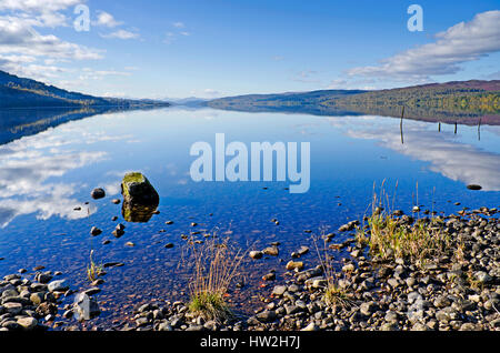 Vue sur la longueur du Loch Rannoch, Perthshire, Écosse, à partir de la rive près de Kinloch Rannoch, calme sur une belle journée d'automne. Banque D'Images