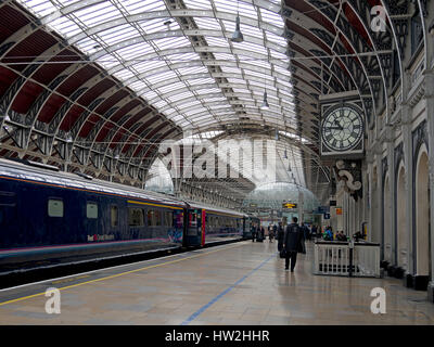 Des voyageurs à la gare de Paddington, Londres, Royaume-Uni. Mars 2017. Banque D'Images