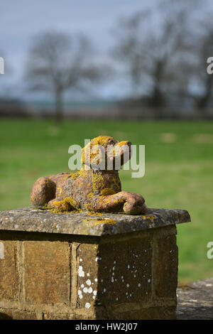 Chien de pierres ornementales sur barrière près du village de north Oxfordshire Hook Norton Banque D'Images
