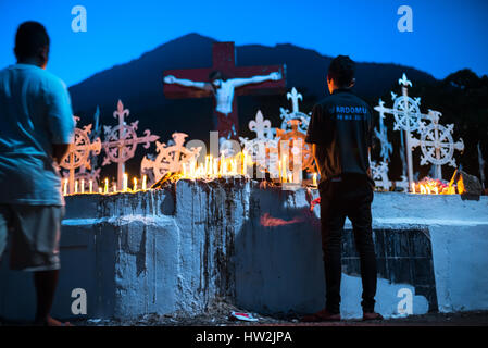 Les gens prient solennellement au cimetière de la cathédrale de Larantuka dans le cadre de la procession de la semaine Sainte. Banque D'Images