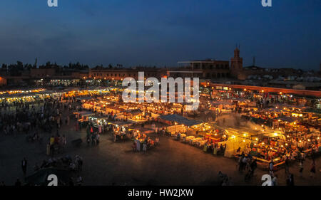 La place Jemaa el-Fnaa au coucher du soleil - Marrakech, Maroc Banque D'Images