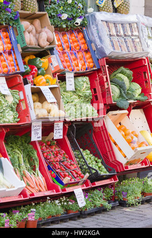 Les fruits et légumes frais traditionnels d'affichage de la chaussée à l'extérieur d'un petit magasin d'épicerie verte britannique indépendant Banque D'Images