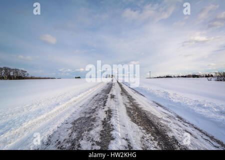 Route couverte de neige dans une zone rurale du comté de York, Pennsylvanie. Banque D'Images