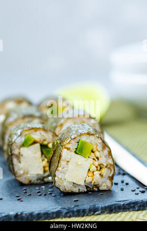 Vegan végétalien composé de rouleaux de sushi au tofu et d'avocat. L'amour pour une saine nourriture vegan concept Banque D'Images