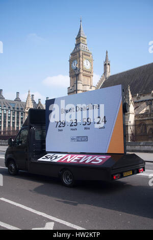 Londres, Royaume-Uni. Mar 16, 2017. Un véhicule publicitaire de Sky News, affiche le compte à rebours jusqu'à la fin de processus Brexit. Le premier ministre, Theresa May, est libre d'aviser officiellement l'UE que le Royaume-Uni a l'intention de quitter, après que la reine a accordé la sanction royale au projet de loi. Brexit Credit : Alberto Pezzali/Pacific Press/Alamy Live News Banque D'Images
