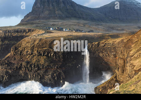 Le village de Gásadalur lors d'une tempête. Île de Vagar et. Îles Féroé Banque D'Images