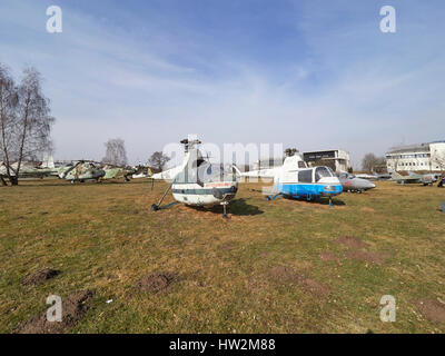 MiL et hélicoptères PZL au Musée de l'Aviation Polonaise à Cracovie en Pologne Banque D'Images