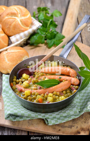 Ragoût de pois copieux avec des pommes de terre, bacon et saucisses de Vienne Banque D'Images