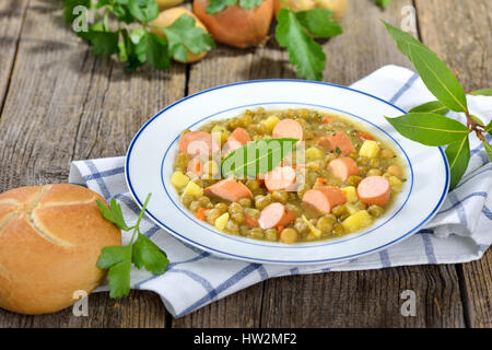 Ragoût de pois copieux avec des pommes de terre, bacon et saucisses de Vienne Banque D'Images