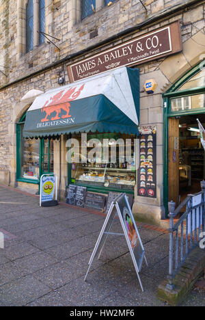 Un James Bailey & Co une charcuterie établie depuis longtemps et supérette à Llangollen North East Wales Banque D'Images