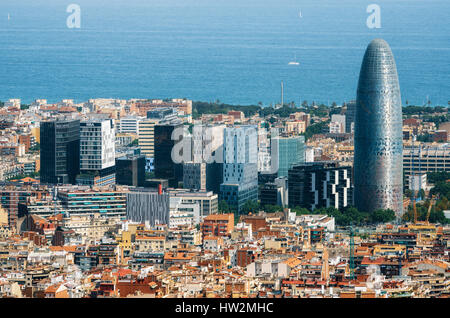 Scenic aerial cityscape avec la Tour Agbar et gratte-ciel à Barcelone en Espagne Banque D'Images