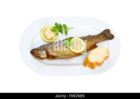 L'un fumait la truite sur une assiette blanche avec raifort et une tranche de baguette ; la plaque est isolé sur fond blanc Banque D'Images