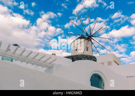 Maison blanche et pittoresque moulin à Oia ou Ia sur l'île Santorin, Grèce Banque D'Images