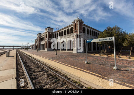 Barstow, California, USA - 11 mars 2017 : arrêt ferroviaire Amtrak lors de l'historique Barstow Harvey House gare dans le désert de Mojave. Banque D'Images