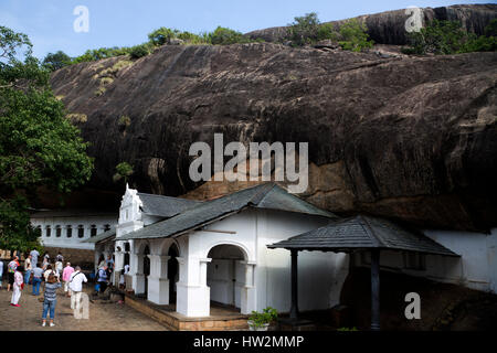 Sri Lanka Dambulla Dambulla Cave Temple visiteurs à l'extérieur Entrée privée Banque D'Images