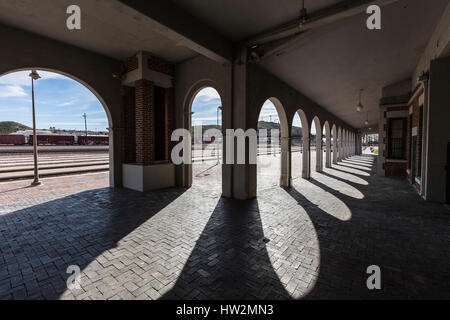 Barstow, California, USA - Mars 11, 2017 : Avis de voies ferrées de derrière les arches à l'historique Barstow Harvey House station de train à l'Mojav Banque D'Images